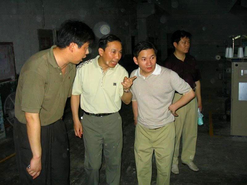 2005年，时任常德市人民政府市长的陈君文同志（左二）调研ag捕鱼王集团生产经营情况